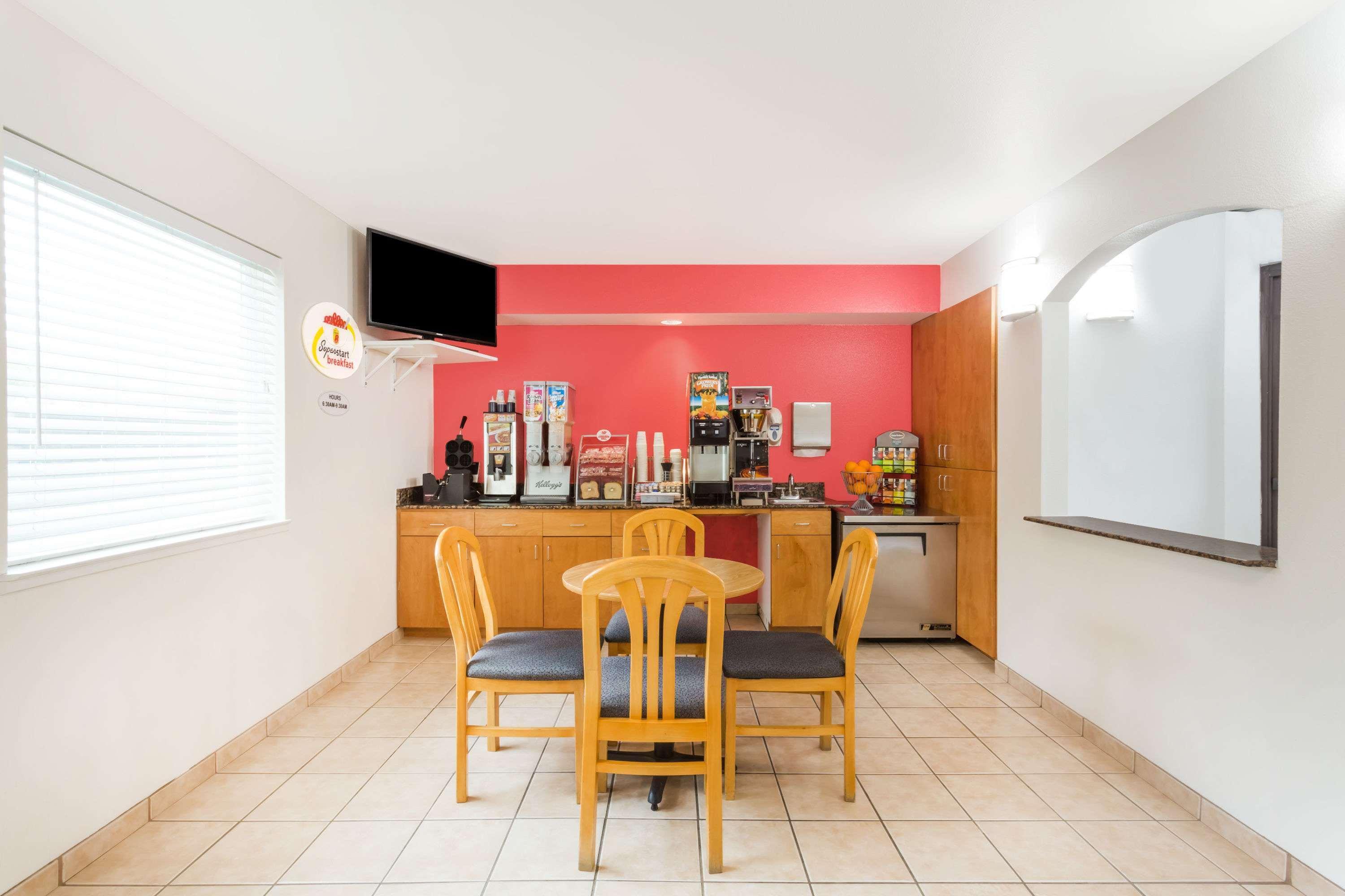 Super 8 By Wyndham Cloverdale Wine Country Εξωτερικό φωτογραφία