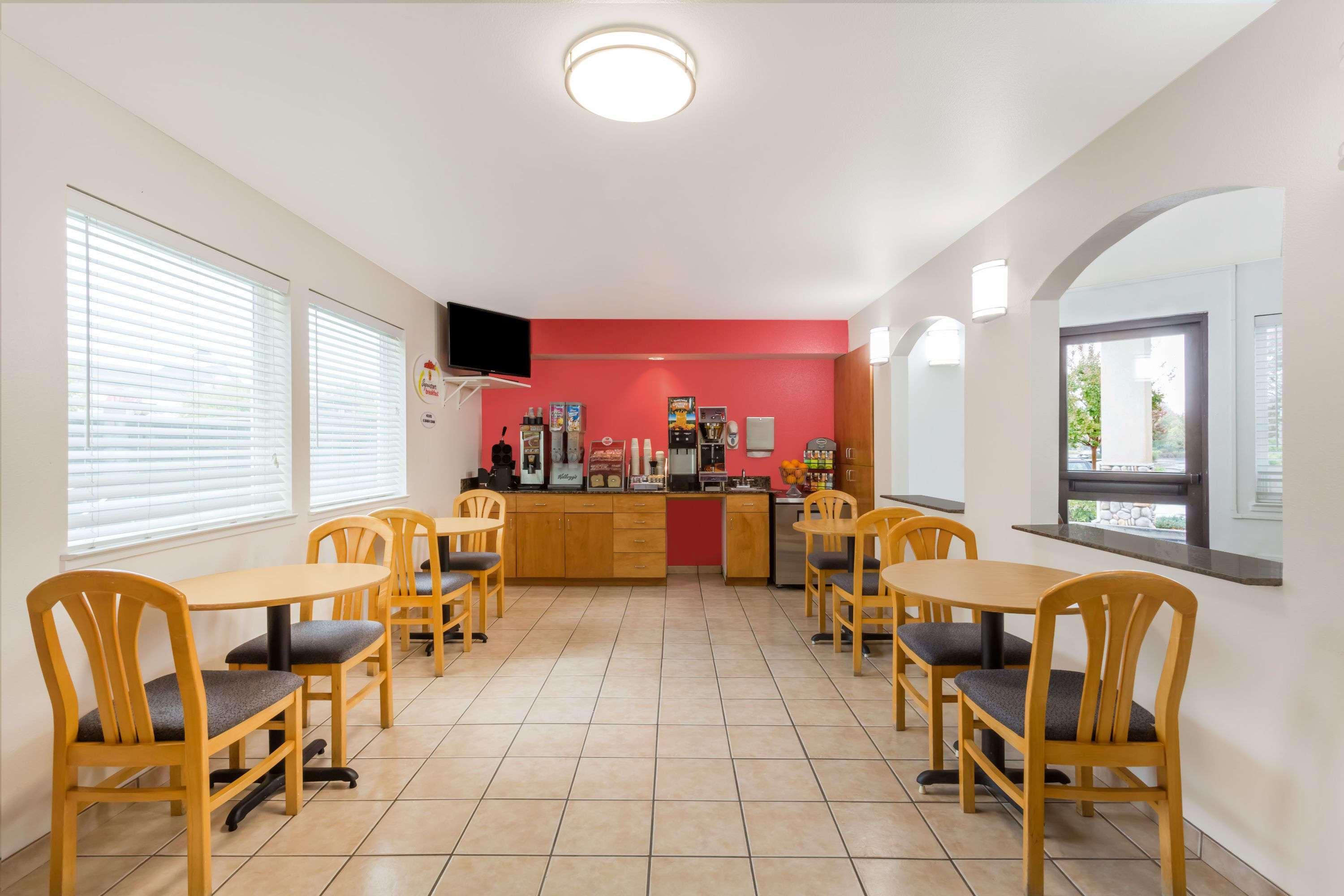 Super 8 By Wyndham Cloverdale Wine Country Εξωτερικό φωτογραφία