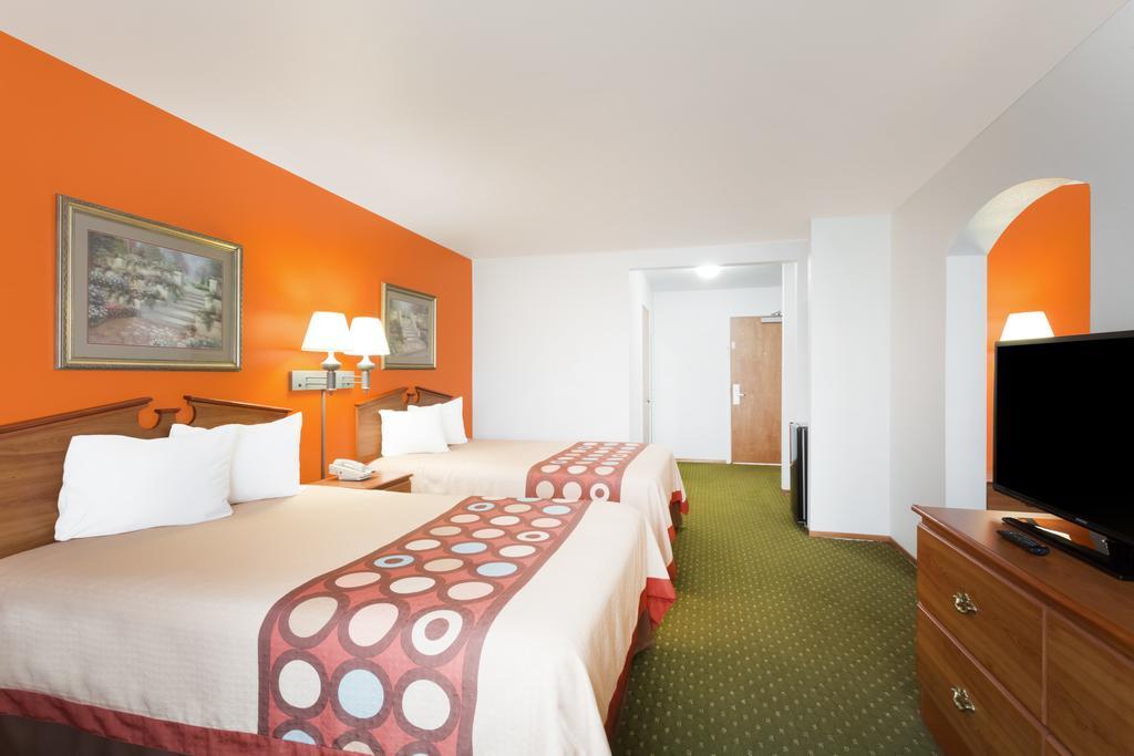 Super 8 By Wyndham Cloverdale Wine Country Εξωτερικό φωτογραφία